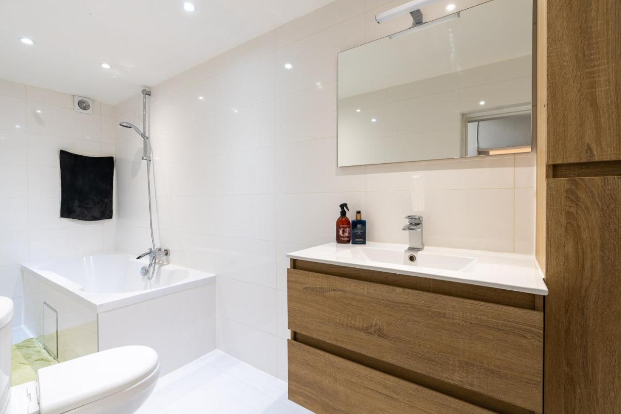 Large Room In House W Shared Kitchen & Bathroom W Free Parking Bluecard Antwerpen Eksteriør bilde